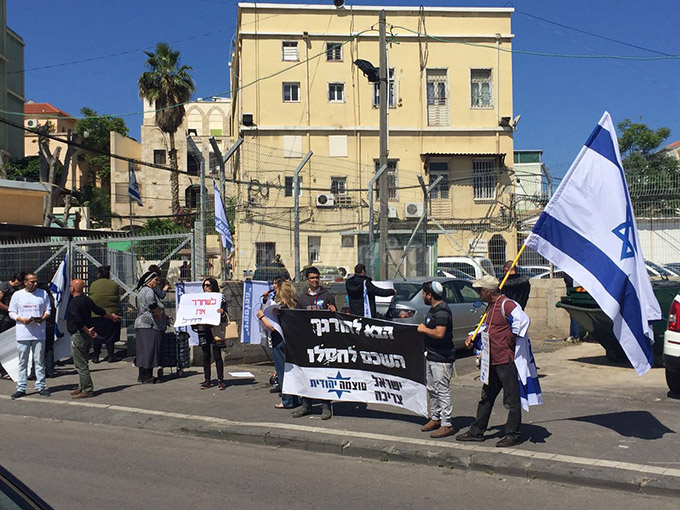 بالفيديو: تظاهرة دعماً للجندي قاتل الجريح في الخليل أمام المحكمة العسكرية بيافا 